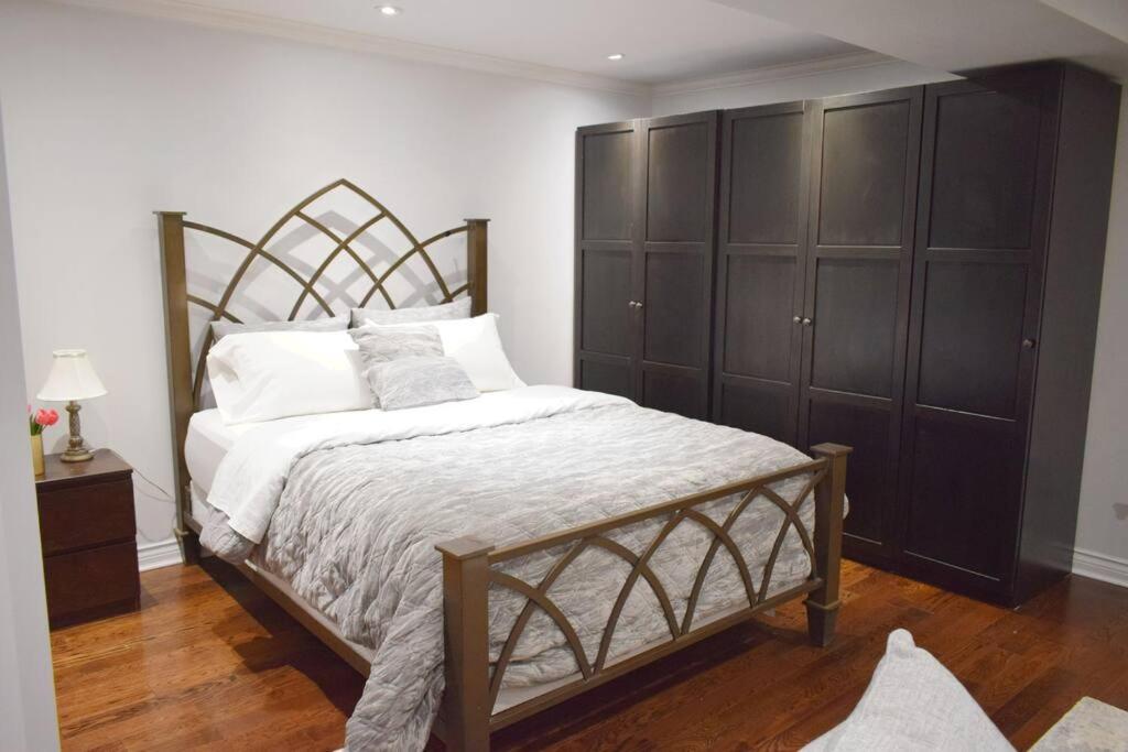 Home Away From Home - Basement Studio Apartment トロント エクステリア 写真